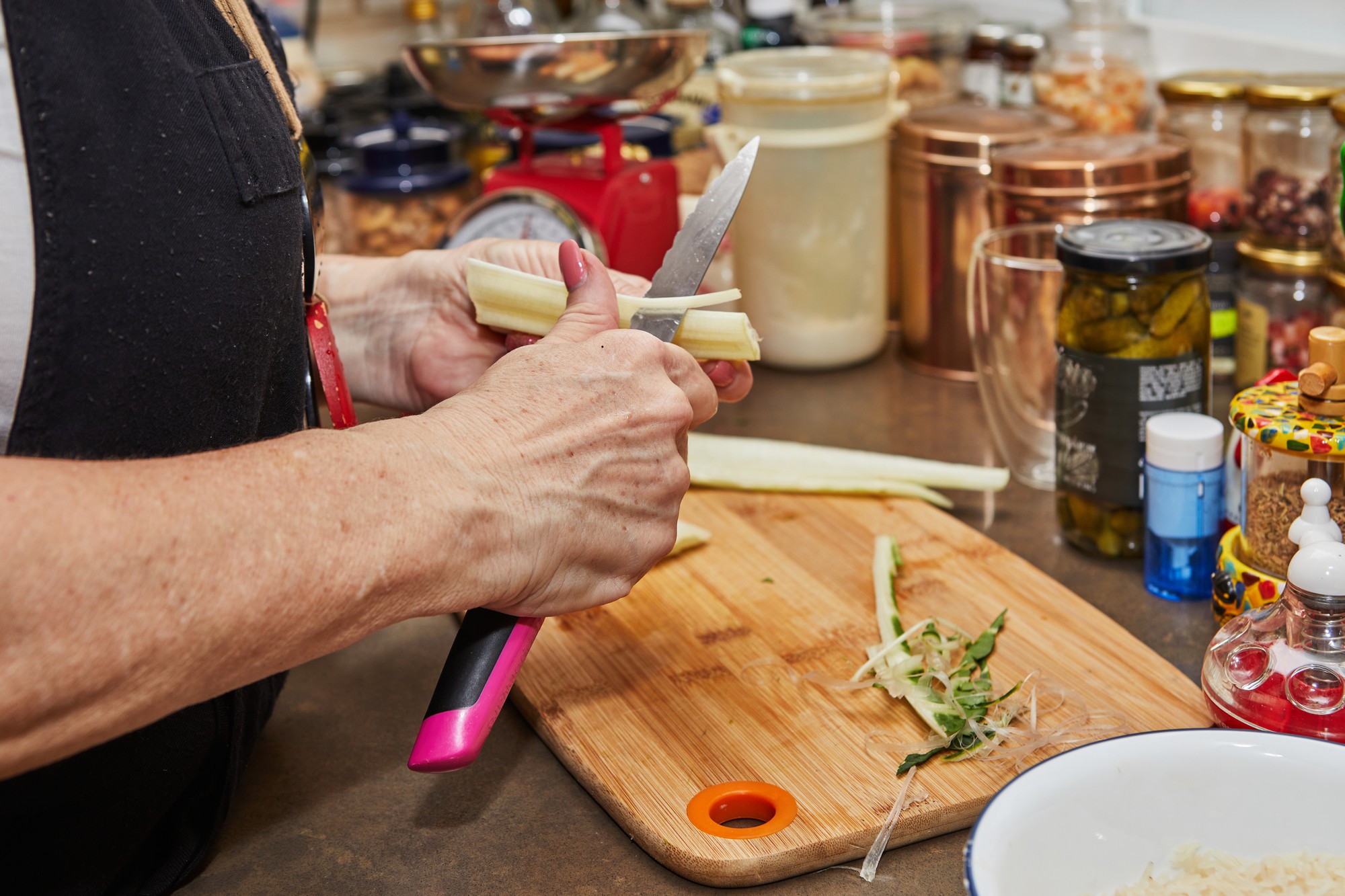 Chef în atelier pregătind ingrediente locale